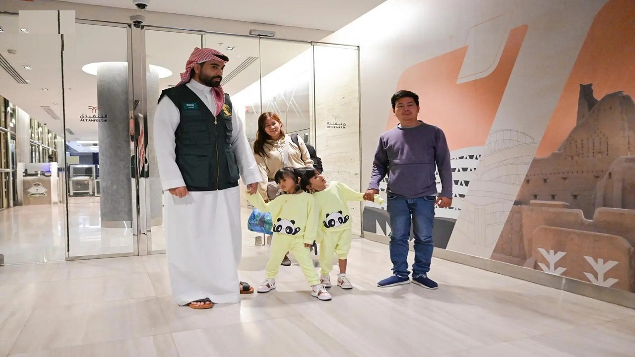 وصول التوأم الملتصق الفلبيني كليا وموريس آن إلى الرياض