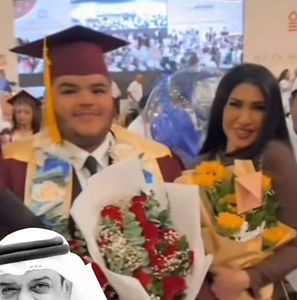 فاطمة عبدالرحيم تساند نجل علي الغرير بسعادة في حفل تخرجه.. فيديو