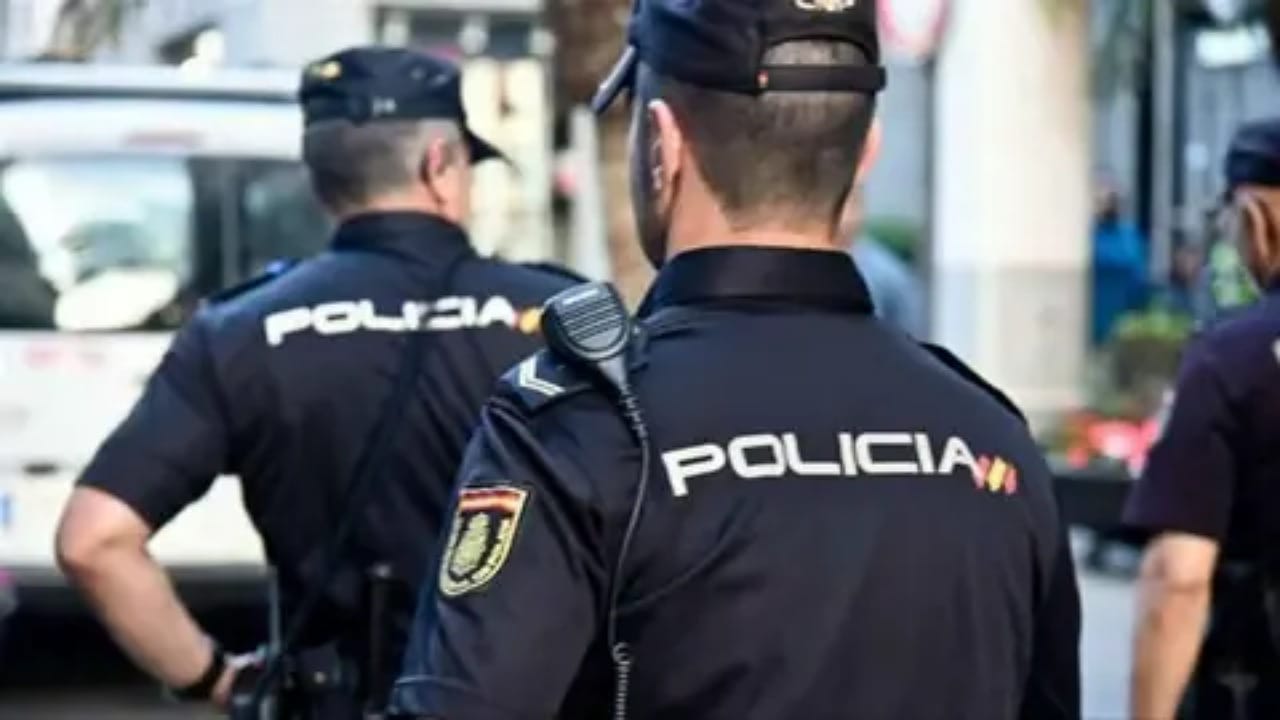 إيقاف زوجين احتجزا أطفالهم ثلاث سنوات في ظروف مزرية