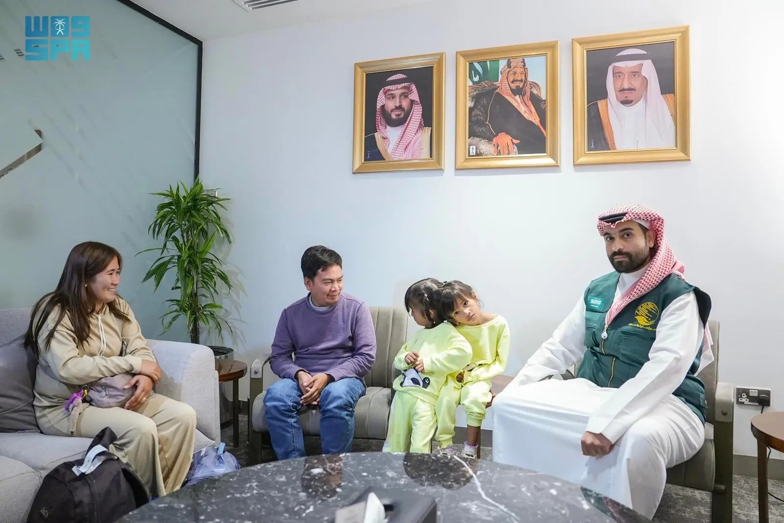 وصول التوأم الملتصق الفلبيني كليا وموريس آن إلى الرياض