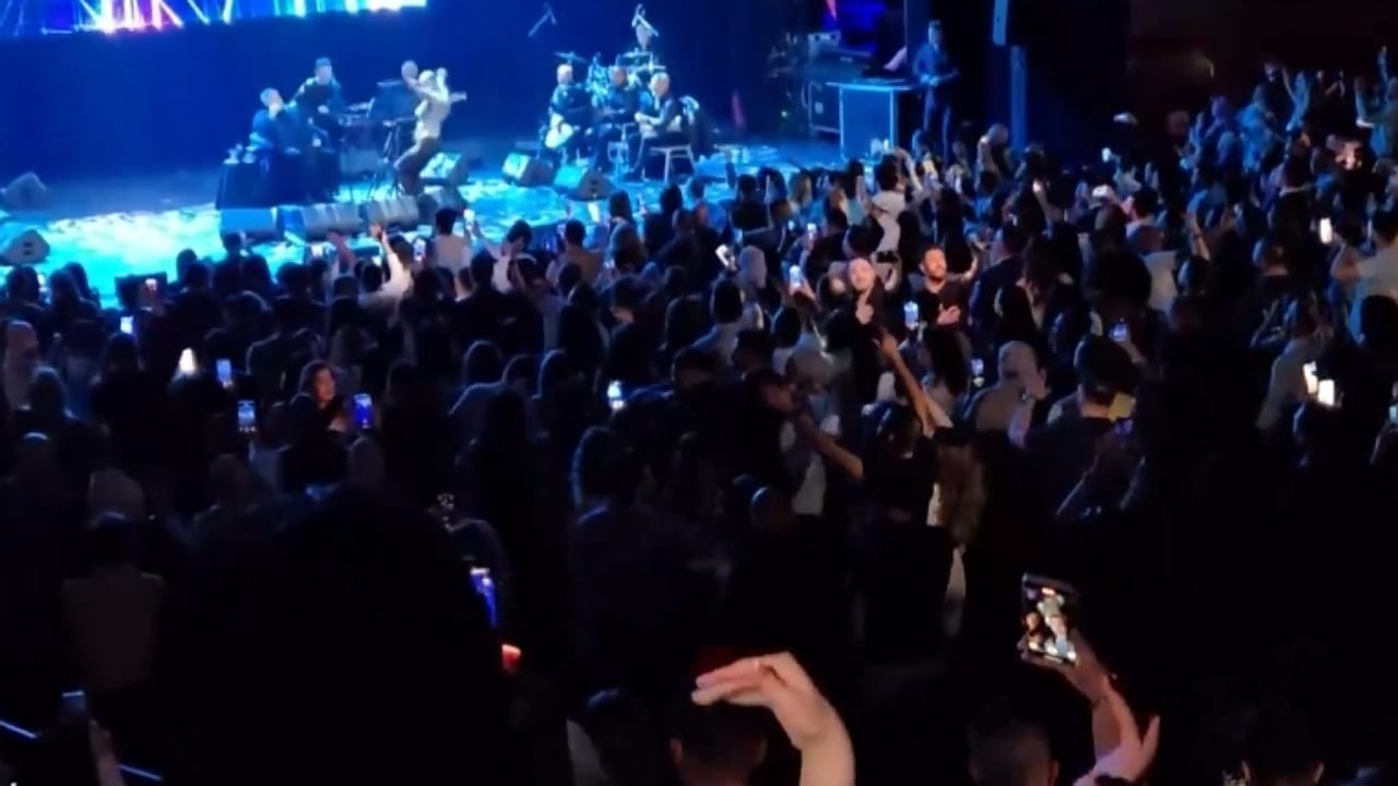 معجبة تقتحم المسرح وتقبل جورج وسوف أمام الجمهور .. صور