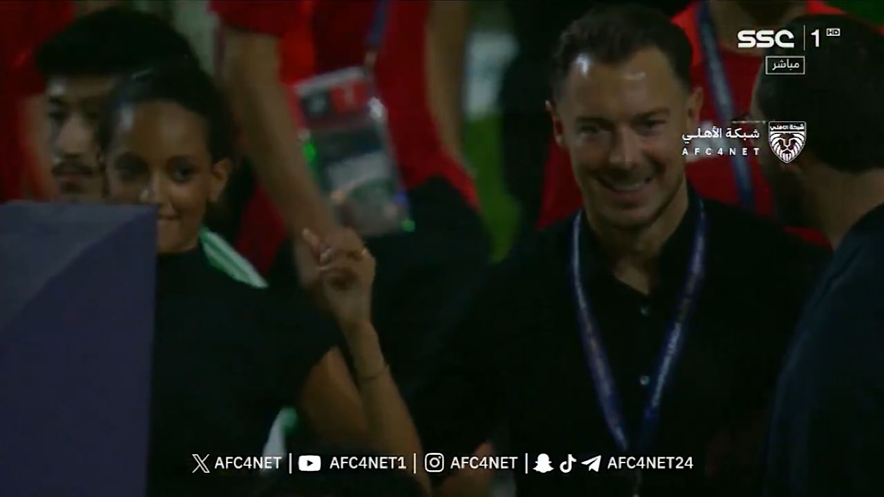 يايسله يحتفل مع زوجته بعد الفوز باللقب الآسيوي .. فيديو