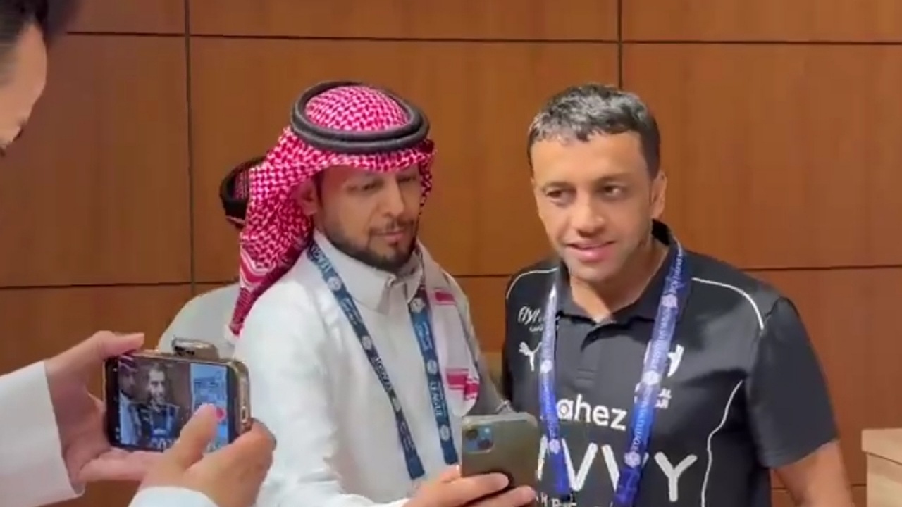 الشلهوب ممازحًا إعلامي طلب صورة معه: كم تدفع؟ .. فيديو