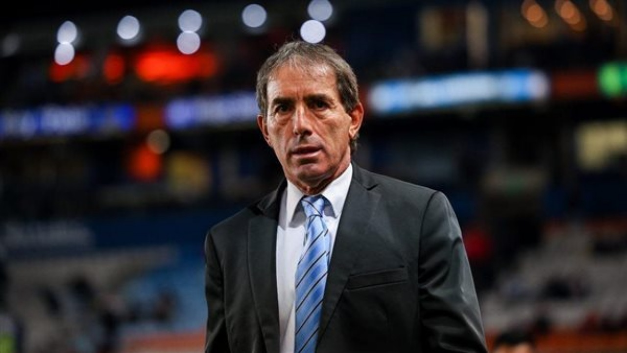 باتشوكا يقيل مدربه قبل مواجهة الهلال