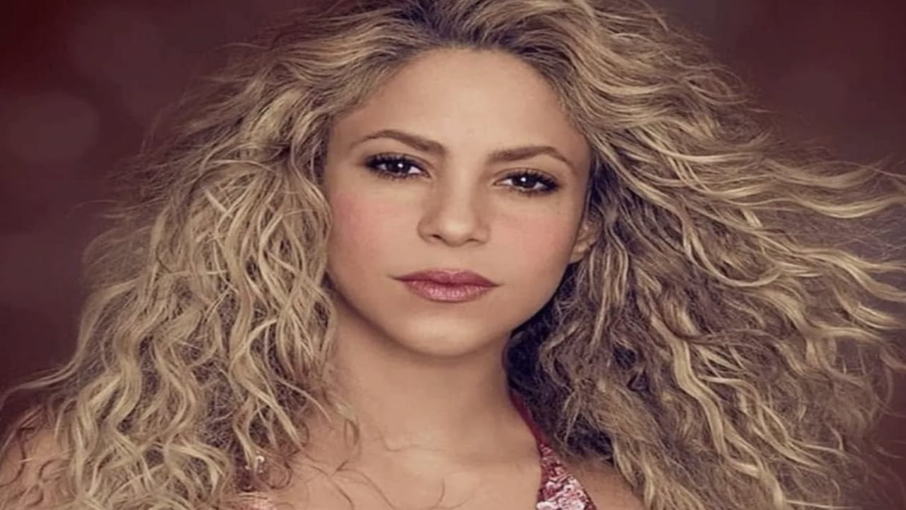 لحظة سقوط شاكيرا على المسرح.. فيديو