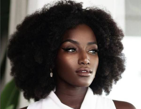 عبير سندر تحتفل بإطلاق خط التجميل الخاص بها : يجسد رحلة شخصية