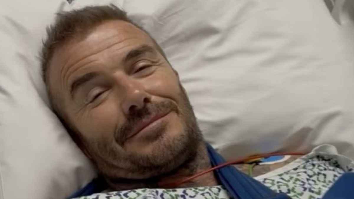 نقل بيكهام للمستشفى وظهوره بجبيرة يُثير القلق .. صور