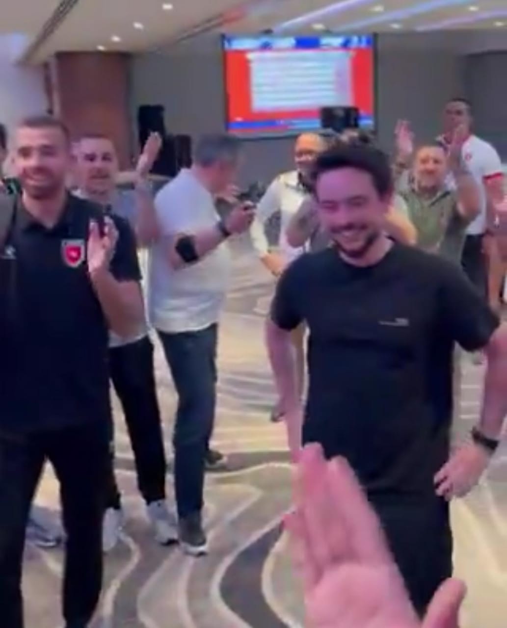 لاعبو الأردن يحتفلون مع الأمير الحسين بعد التأهل التاريخي لكأس العالم .. فيديو