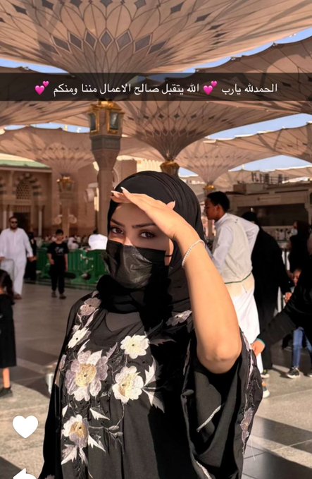 مروج الرحيلي بالحجاب الكامل في المسجد النبوي: الحمد لله.. رب يتقبل صالح الأعمال