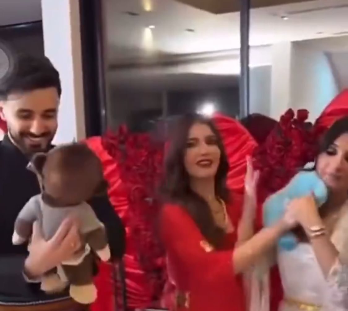 شيرين بيوتي وزوجها يرقصان بدمية بشكل غريب ويثيران الجدل .. فيديو