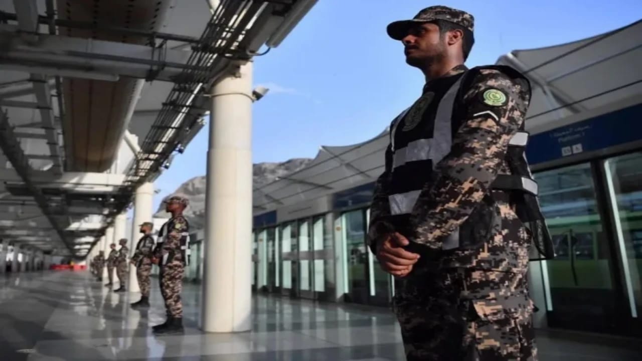 ضبط مواطنين لنقلهما مقيمين مخالفين ومحاولة إيصالهما إلى مكة المكرمة