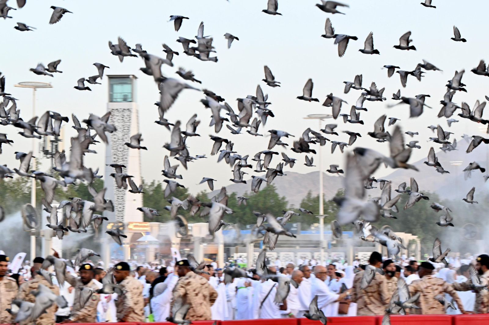 رجال الأمن يواصلون جهودهم في تنظيم آمن لضيوف الرحمن في مشاعر الحج ..صور