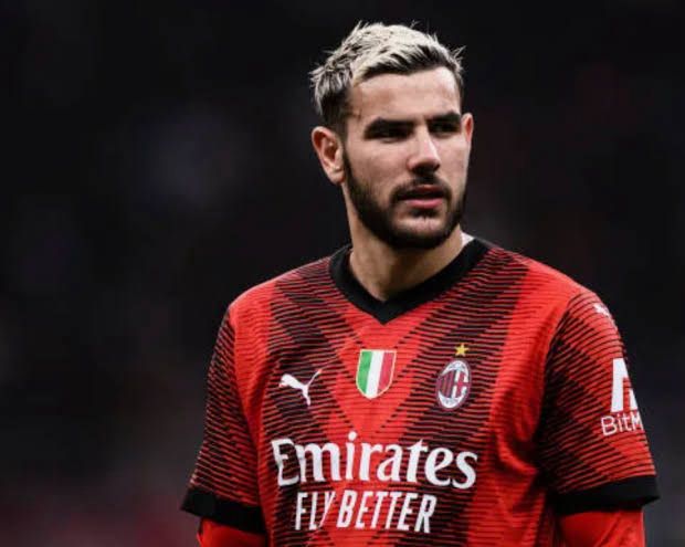 صديقة ثيو هيرنانديز تصل بطائرة خاصة للرياض وصفقة الهلال على وشك الاعلان