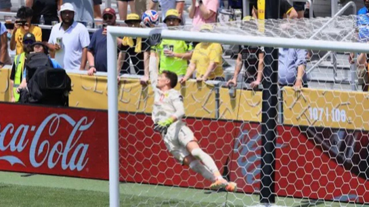 حارس دورتموند يرد على مدربه: الحر طبيعي في الصيف