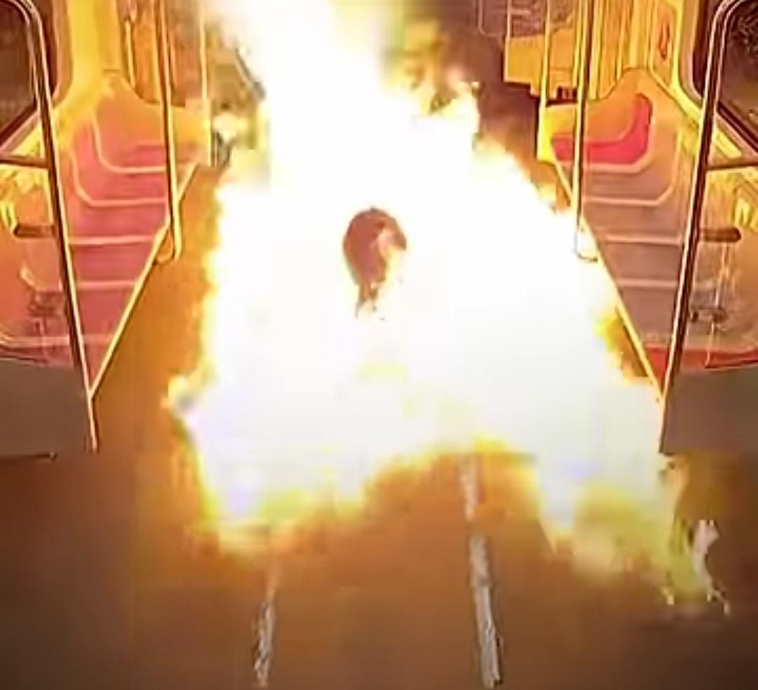 راكب يشعل النيران داخل عربة مترو مزدحمة.. فيديو