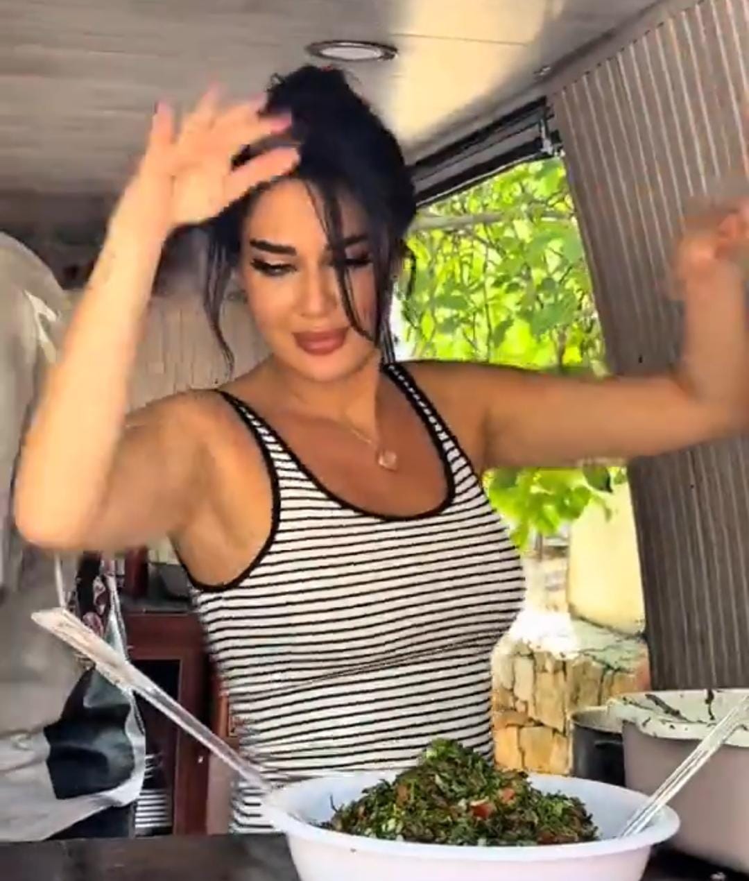 سيرين عبدالنور تخطف الأنظار بجمالها وعفويتها في عمر الخمسين.. فيديو