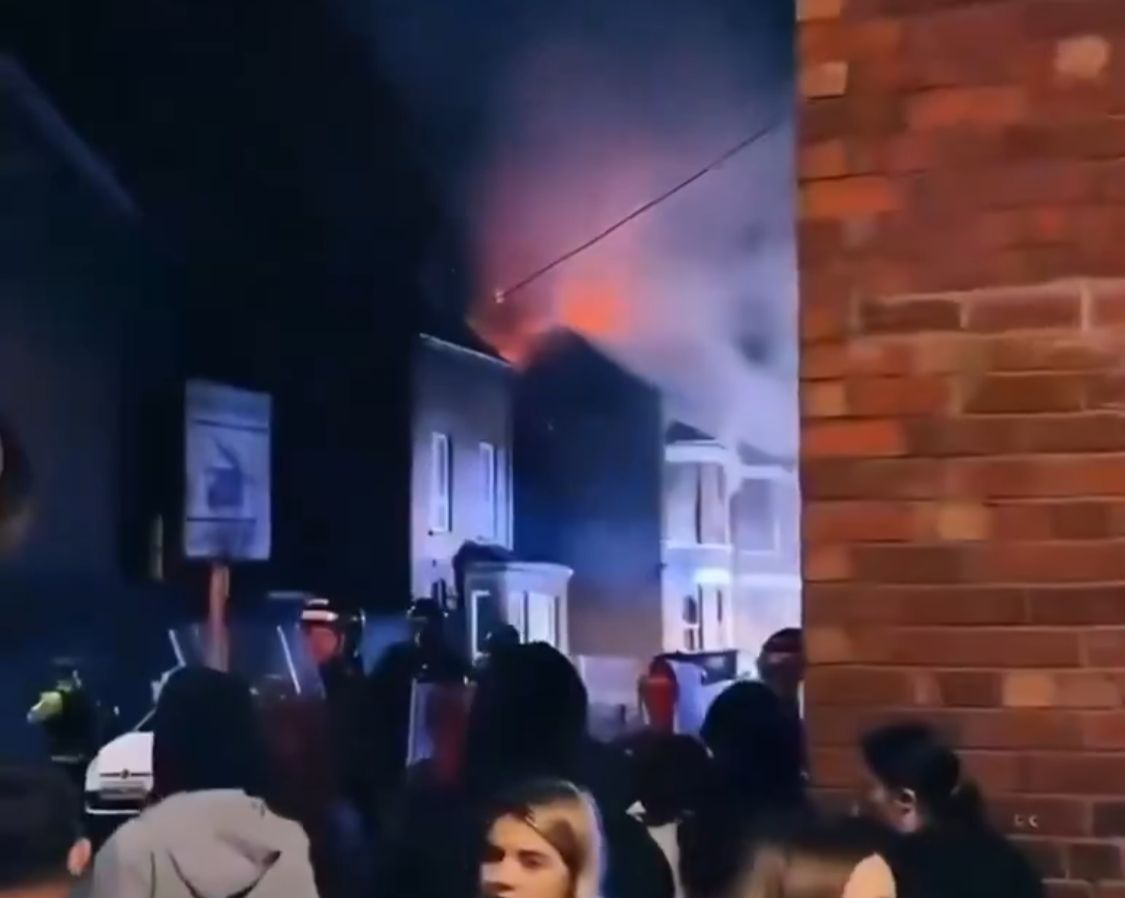 إصابة 15 ضابطا إثر إلقاء مثيري شغب قنابل حارقة في أيرلندا