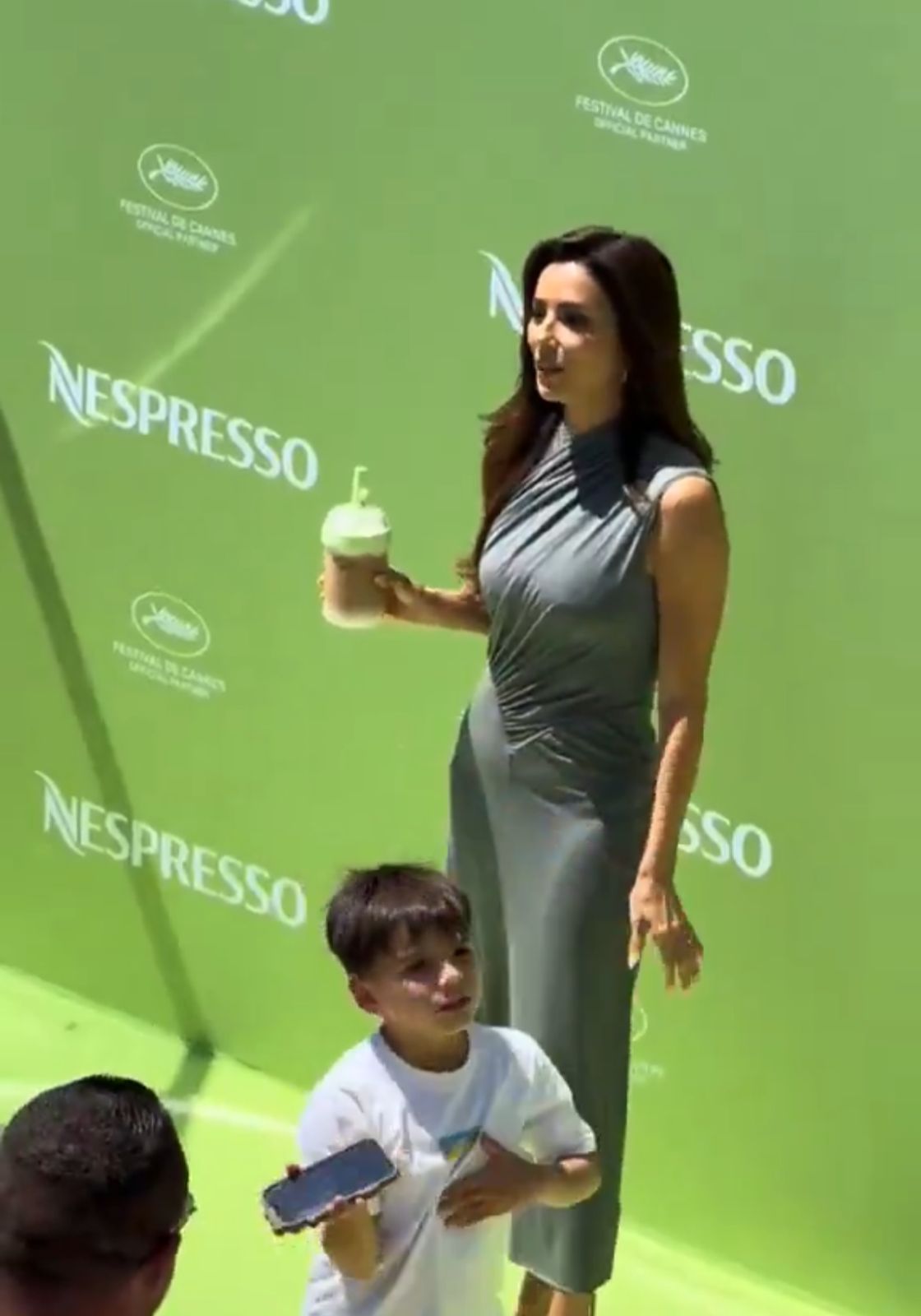 نجل إيفا لونغوريا يعترض على شهرة والدته صارخا: ليش تصورون .. فيديو