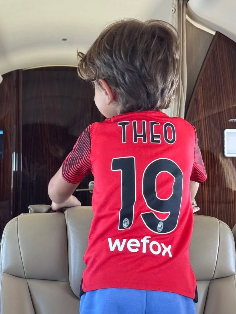 صديقة ثيو هيرنانديز تصل بطائرة خاصة للرياض وصفقة الهلال على وشك الاعلان