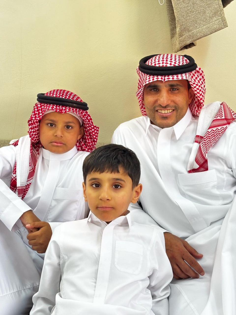 رافع الرويلي يظهر بروح العيد مع أبنائه رغم هبوط العروبة