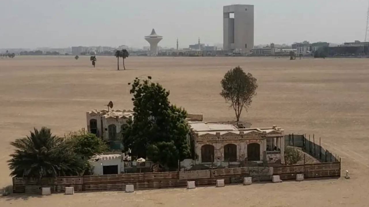 صورة لافتة لقصر &#8220;البتسان&#8221; تثير الجدل وسط أرض فضاء في حي الهنداوية بجدة