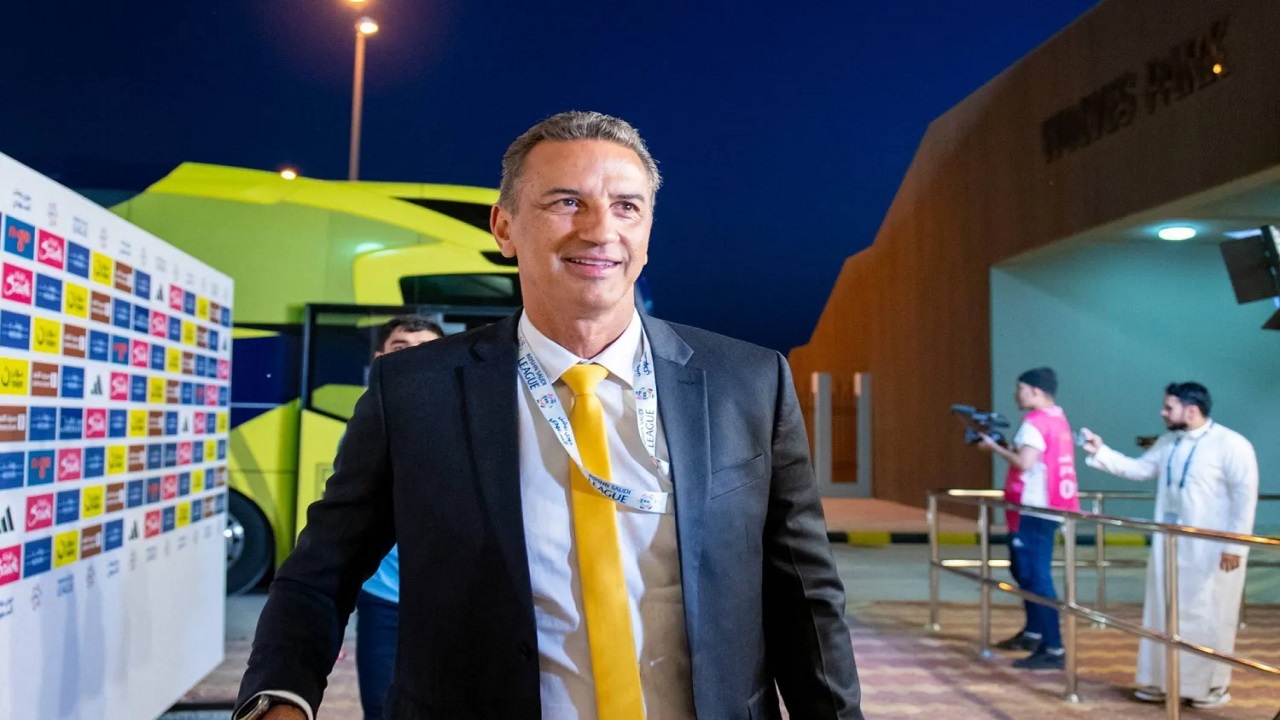 مدرب نيوم ينتقل إلى التعاون