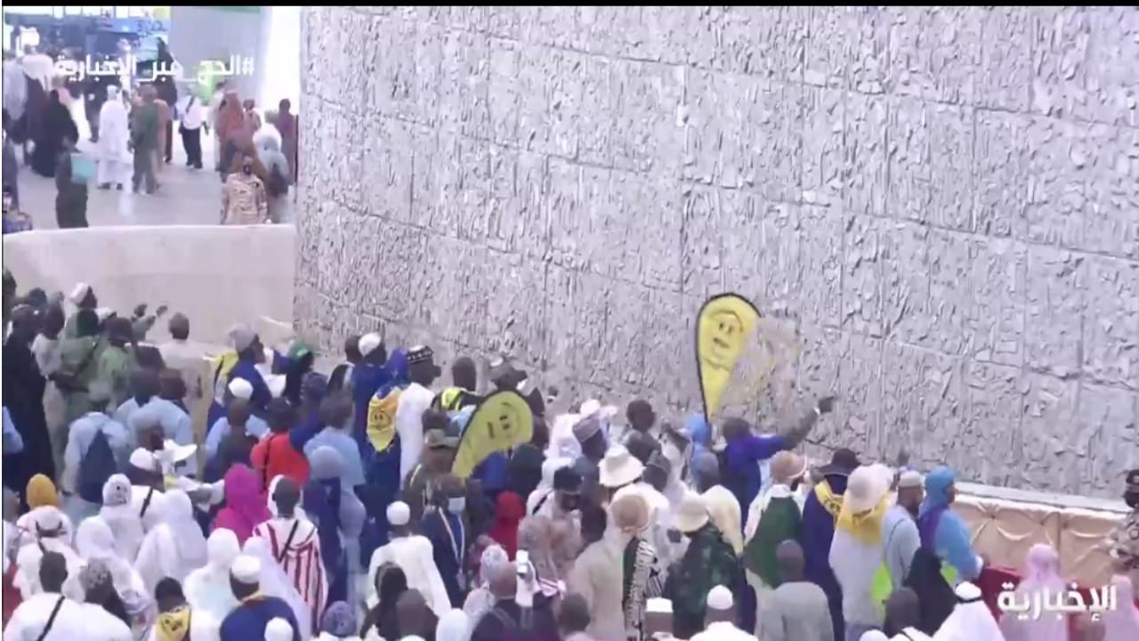 ضيوف الرحمن يواصلون رمي الجمرات في منى.. فيديو