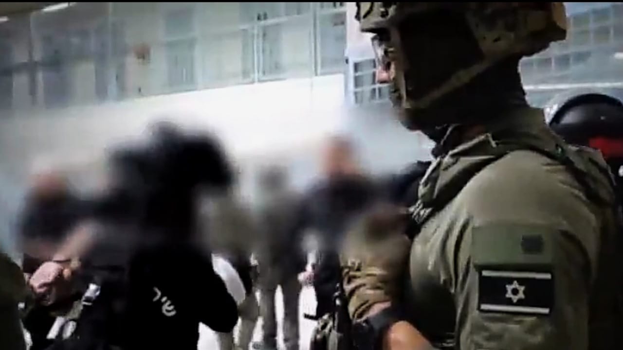 قمع داخل السجون الإسرائيلية بعد احتفال أحد الأسرى بإطلاق إيران للصواريخ.. فيديو