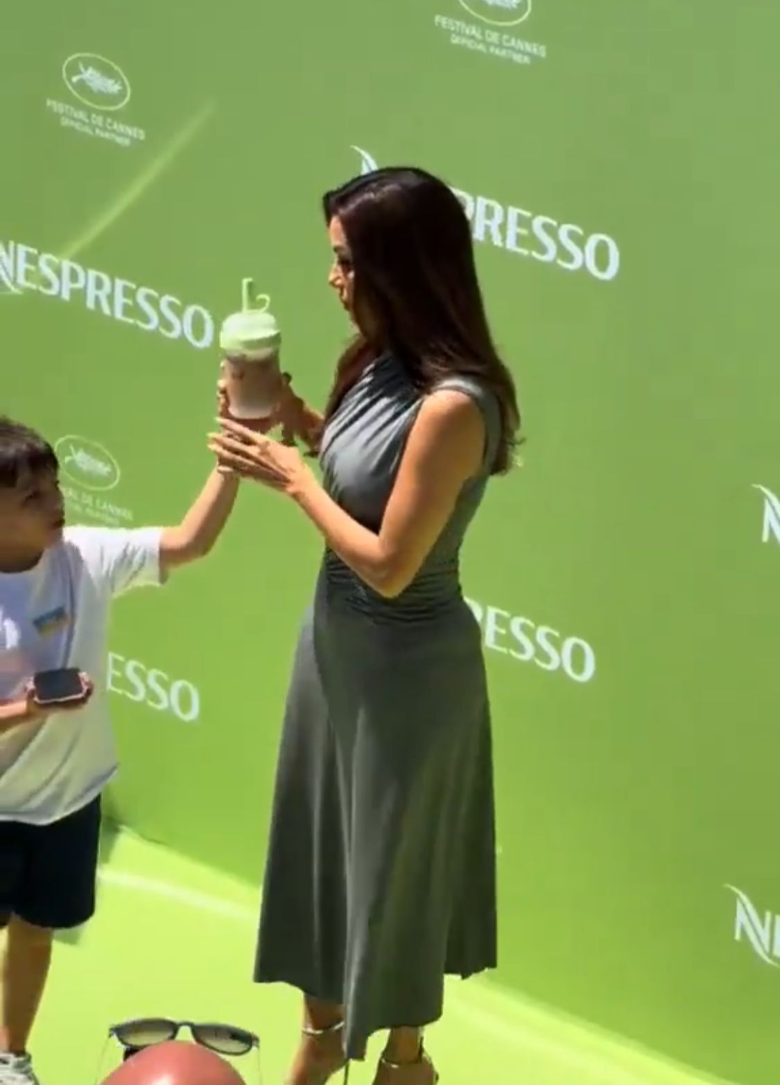 نجل إيفا لونغوريا يعترض على شهرة والدته صارخا: ليش تصورون .. فيديو