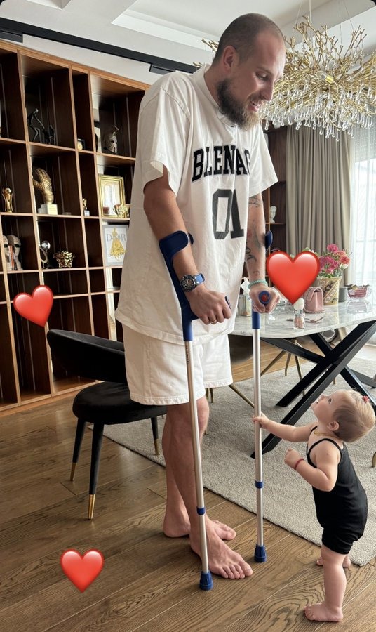 رايكوفيتش يظهر بعكاز وابنته الرضيعة تتفاعل بحركة طريفة