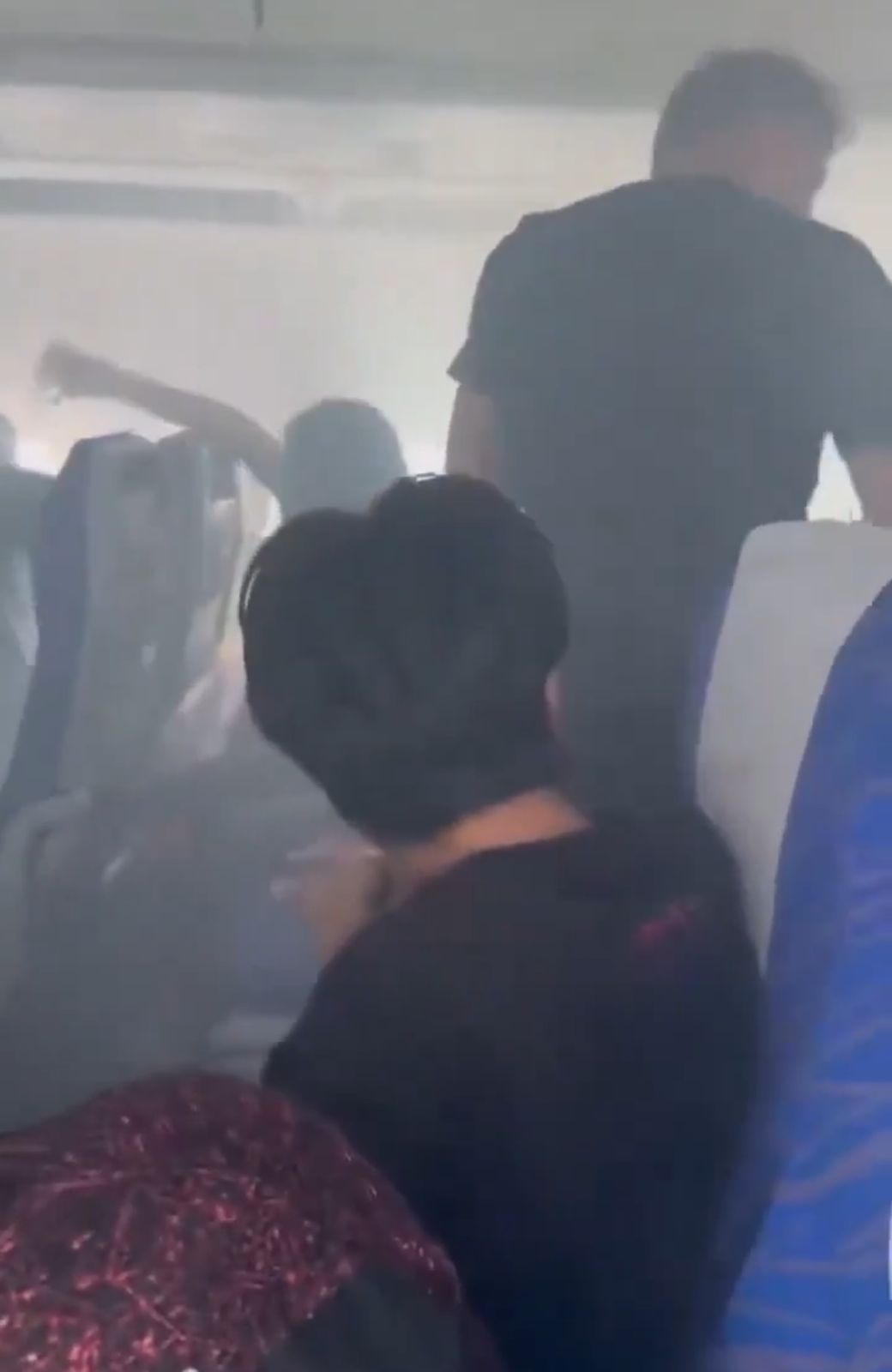 بطاريات تتسبب بهبوط إضطراري لطائرة صينية.. فيديو