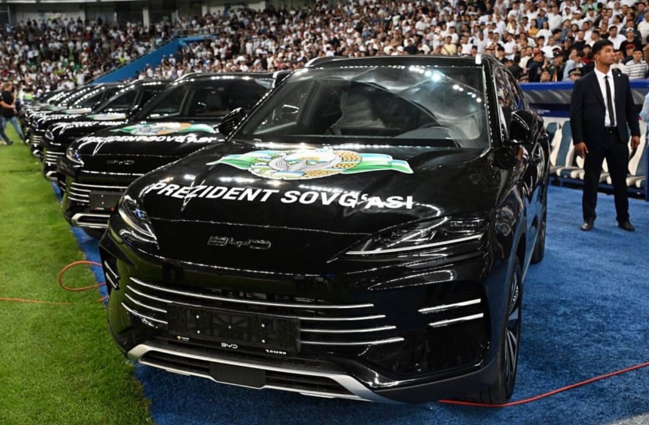 رئيس أوزبكستان يكرم منتخب بلاده بعد التأهل التاريخي إلى كأس العالم.. صور