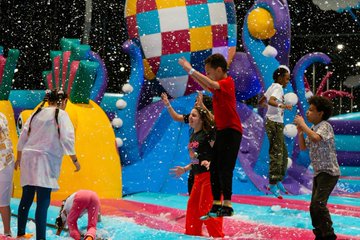 الخبر تحتفل بعيد الأضحى بأكبر مدينة ألعاب هوائية في العالم.. صور