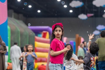 الخبر تحتفل بعيد الأضحى بأكبر مدينة ألعاب هوائية في العالم.. صور