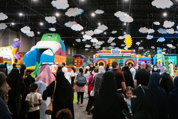 الخبر تحتفل بعيد الأضحى بأكبر مدينة ألعاب هوائية في العالم.. صور