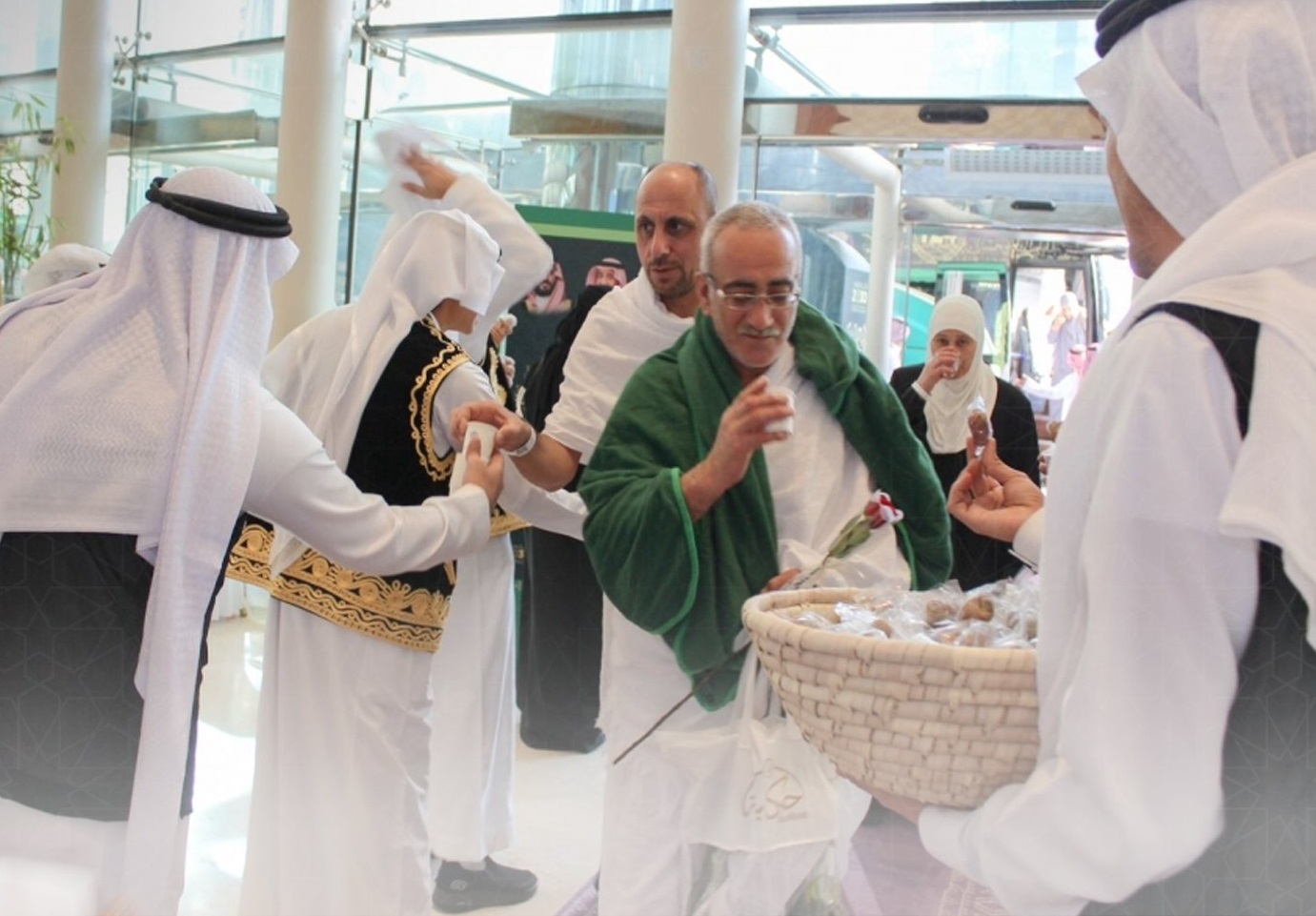 استقبال أولى طلائع ضيوف برنامج خادم الحرمين الشريفين من فلسطين.. صور