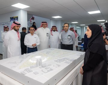 وزير الرياضة يطلع على آخر مستجدات الأعمال الإنشائية بملعب أرامكو استعدادا للمونديال.. صور