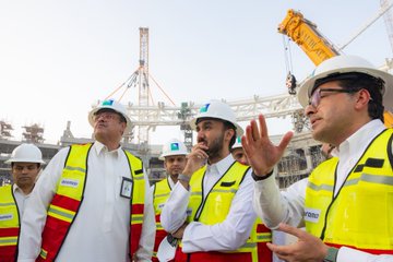 وزير الرياضة يطلع على آخر مستجدات الأعمال الإنشائية بملعب أرامكو استعدادا للمونديال.. صور