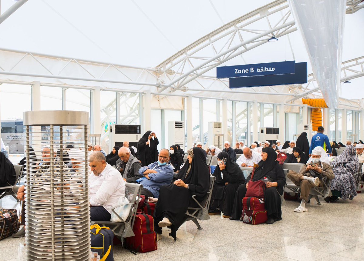 أولى رحلات الحجاج الإيرانيين تغادر إلى مطار عرعر.. صور