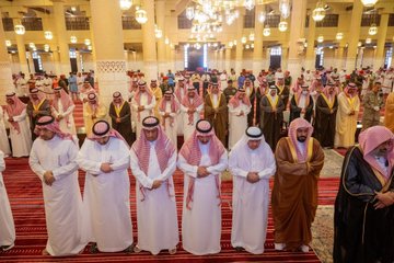 نائب أمير الرياض يؤدي صلاة الميت على الأمير فيصل بن خالد بن سعود.. صور