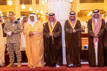 نائب أمير الرياض يؤدي صلاة الميت على الأمير فيصل بن خالد بن سعود.. صور