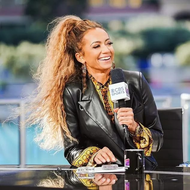 نورمحمدوف يرفض مصافحة مذيعة شهيرة على الهواء مباشرة .. فيديو