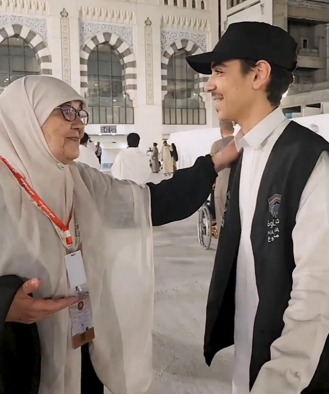 دعاء مؤثر لحاجة جزائرية يثير التفاعل مع متطوع في الحرم المكي .. فيديو