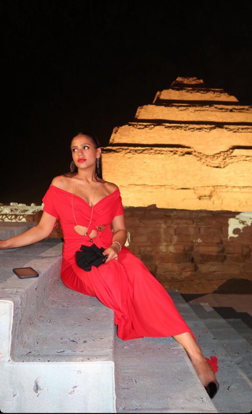 جنا عمرو دياب تتألق في صورة عفوية أمام الأهرامات