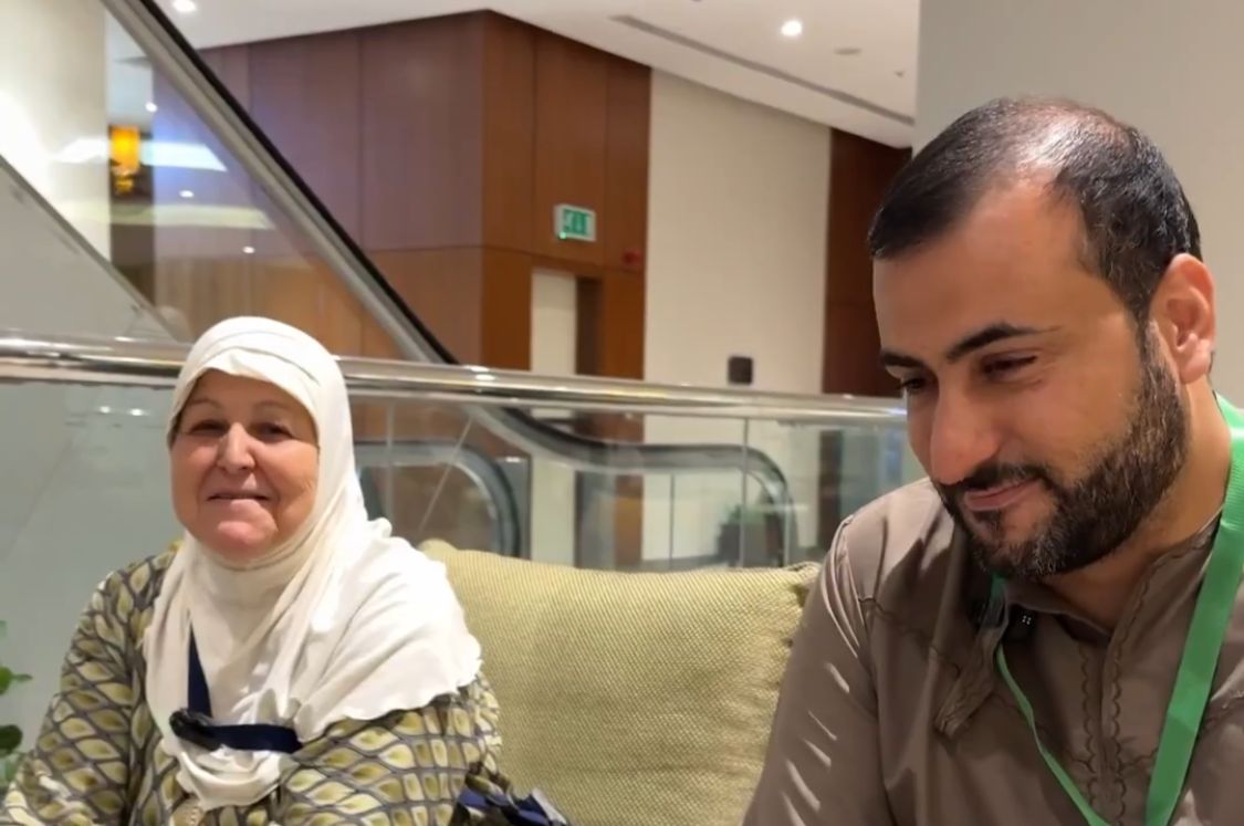 حاج تونسي يلتقي عمته في مكة أثناء رحلة الحج بعد غياب دام 10 سنوات .. فيديو