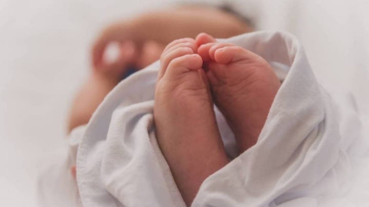 فتاة تترك رضيعتها تموت جوعًا داخل مقبرة