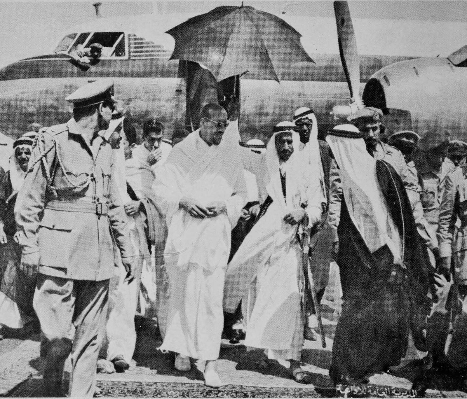 صورة نادرة للملك سعود وهو في طريقه لأداء مناسك الحج قبل 60 عاما