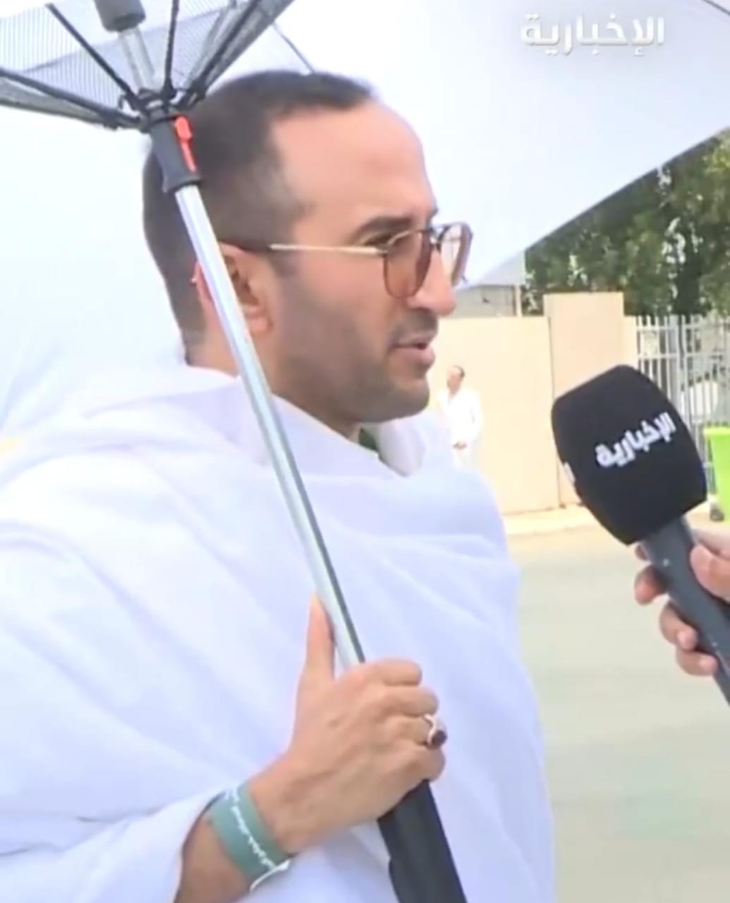 حاج يحقق أمنية والدته الراحلة ويصطحب شقيقته للحج .. فيديو