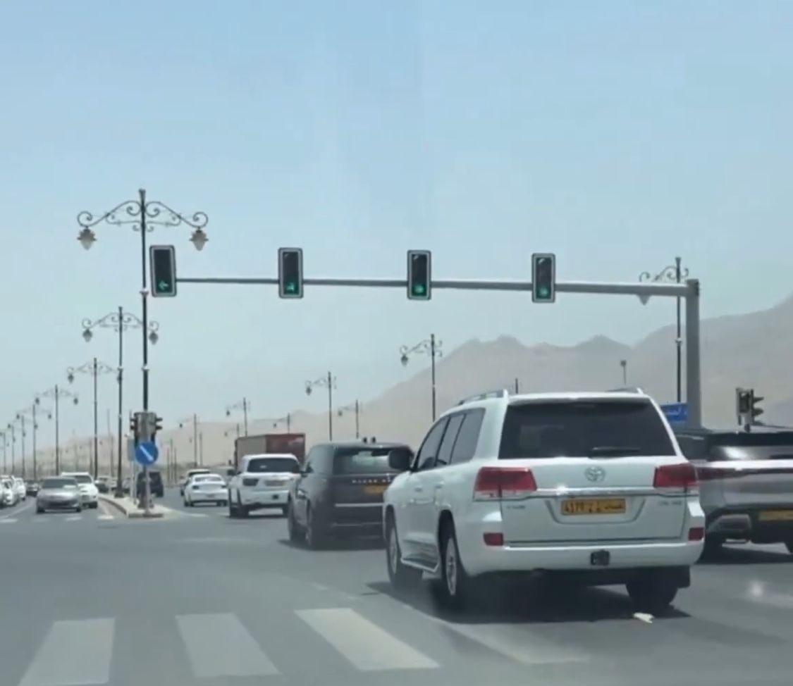 السلطان هيثم بن طارق يقود سيارته الخاصة في جولة بولاية نزوى .. فيديو