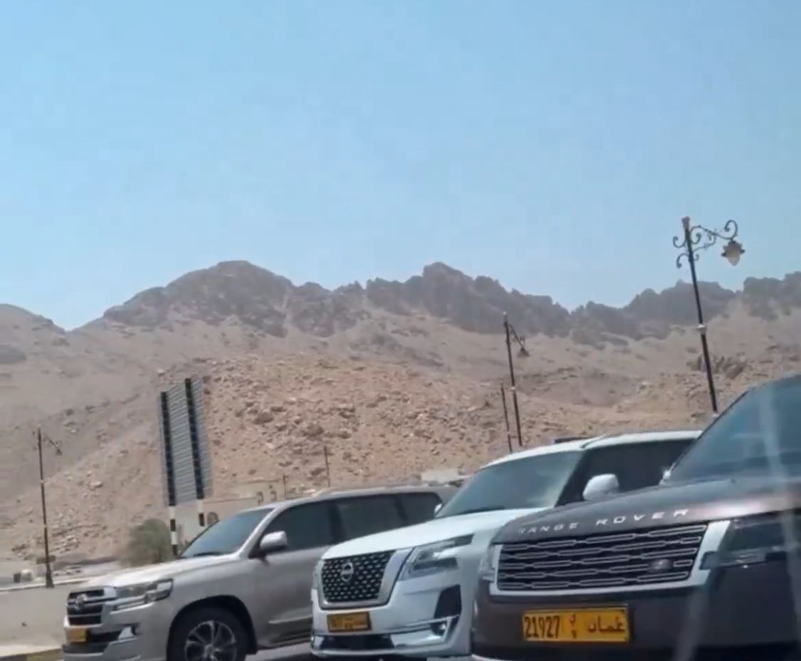 السلطان هيثم بن طارق يقود سيارته الخاصة في جولة بولاية نزوى .. فيديو